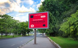Bild einer Plakatgroßfläche an einer befahrenen Straße
