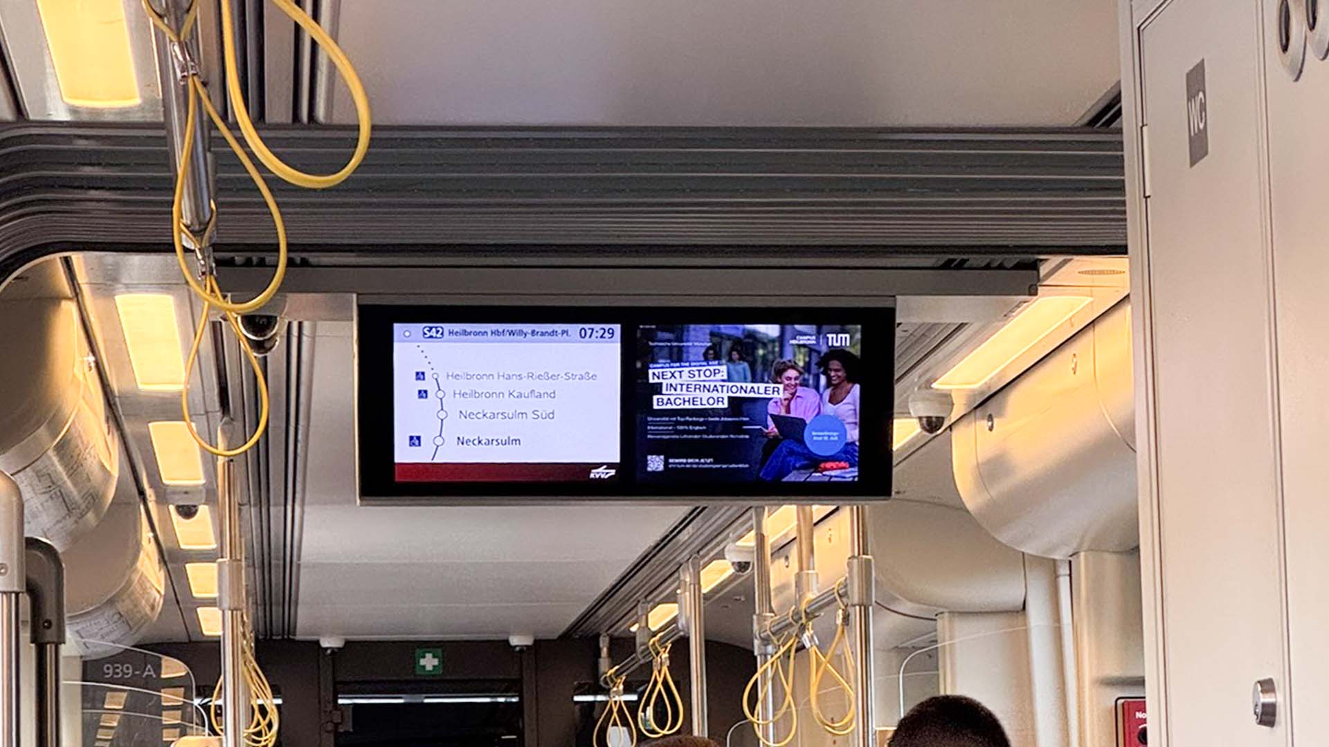 Ein Bildschirm in einer Stadtbahn der Infotainmentwerbung zeigt.
